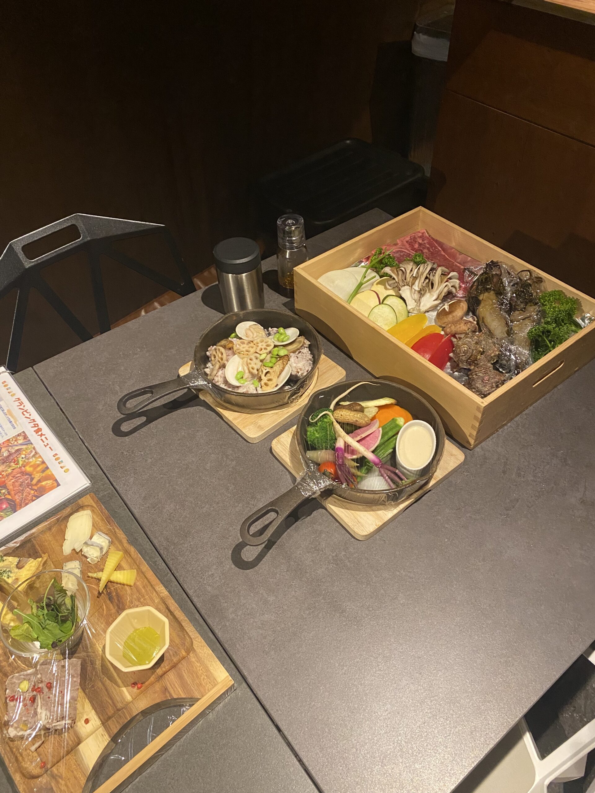 五氣里のBBQで用意された肉や野菜、スキレット料理が並ぶテーブル