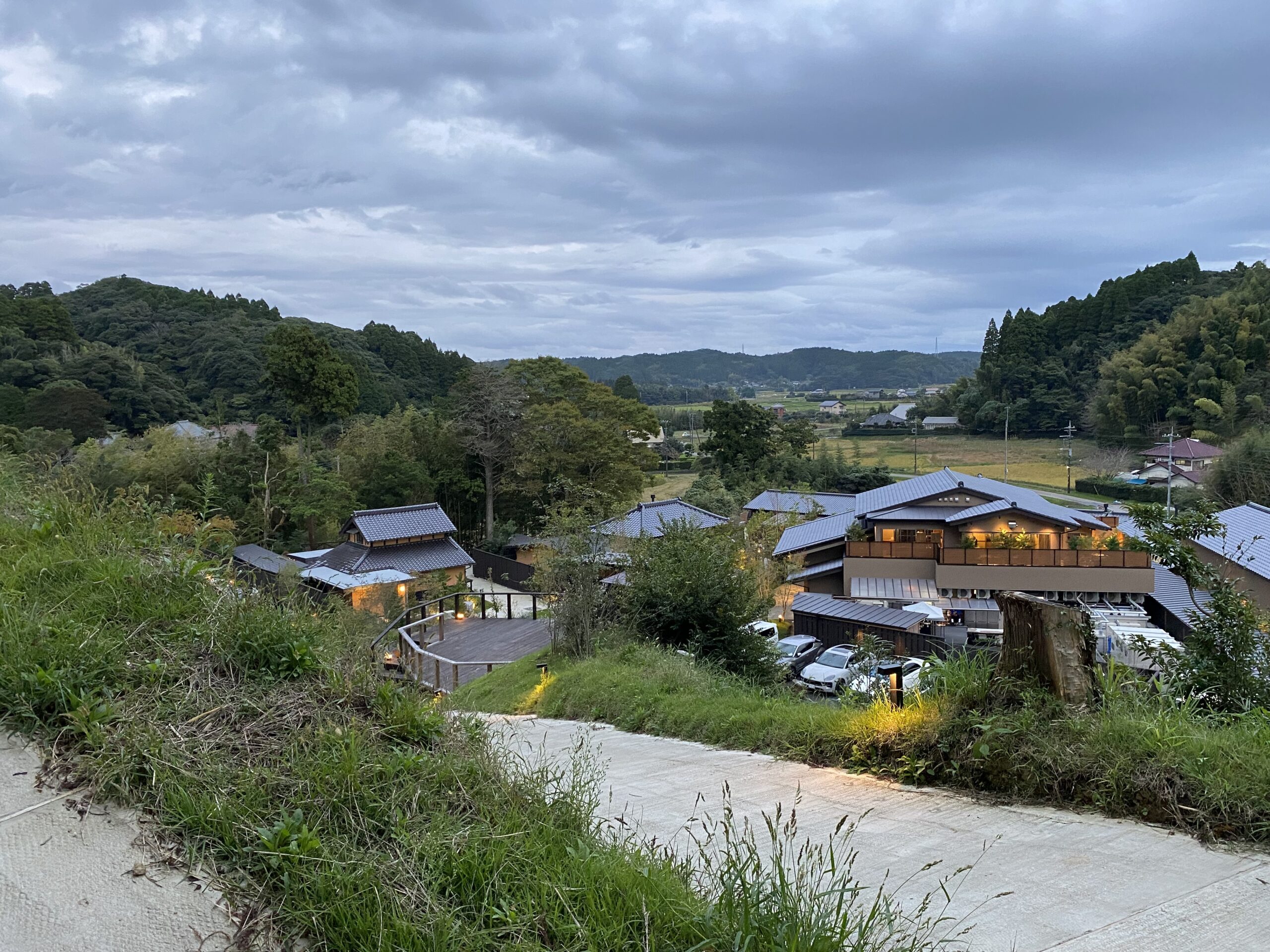 高台から見下ろす五氣里の建物と周囲の田園風景